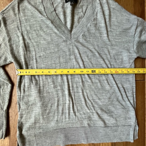 Banana Republic V Neck Gray 100% Wool Sweater Women’s Sz‎ M Lightweight - Picture 6 of 9